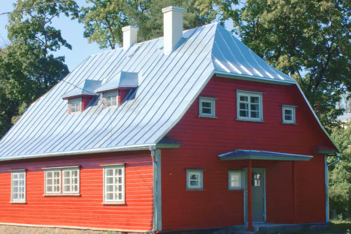 Iepriekš krāsotas koka mājas pārkrāsošana